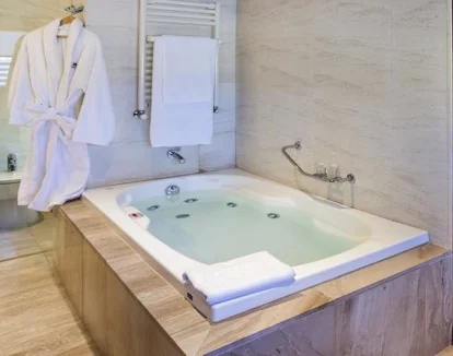 jacuzzi en la habitacion suite junior