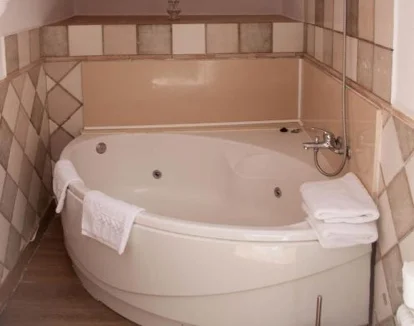 bañera de hidromasaje de la habitacion del hotel