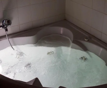 jacuzzi para dos personas de la suite del hotel paraiso de Bujaraiza en Jaen