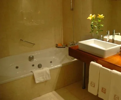 bañera de hidromasaje en la habitacion