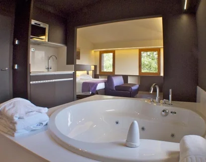 jacuzzi en la habitacion Hotel Mirador en Lles