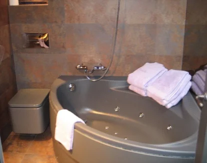 jacuzzi de la habitacion superior hotel Posada d'Aneu