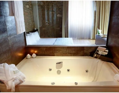 jacuzzi en la habitacion Balneario de Rocallaura