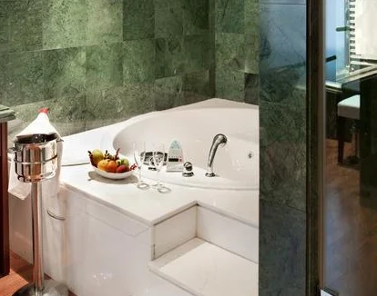 habitacion con jacuzzi Catalonia Las Cortes Madrid