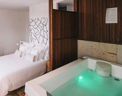 habitacion con jacuzzi del hotel Quercus 