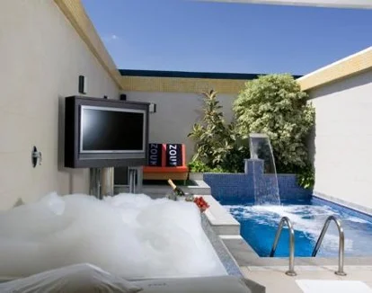 habitacion con piscina privada y jacuzzi