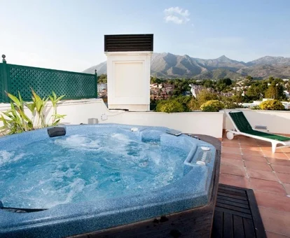 jacuzzi exterior apartamentos guadalpin boutique