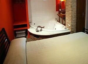 jacuzzi junto a la cama en la habitación