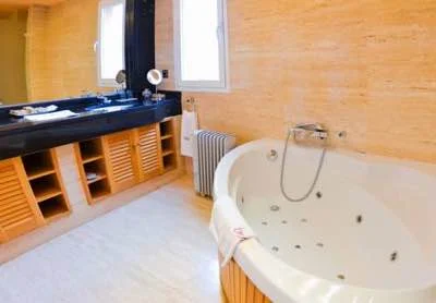 bañera de hidromasaje de la Suite Marbella Heights
