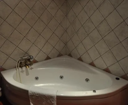 bañera de hidromasaje en la habitacion Hotel Escua