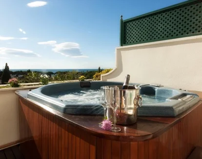 jacuzzi privado del Guadalpin Suites
