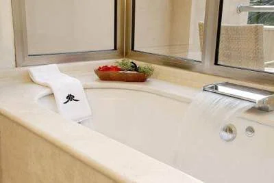 habitacion con bañera de hidromasaje