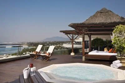 terraza con jacuzzi privado del Gran Melia Don Pepe