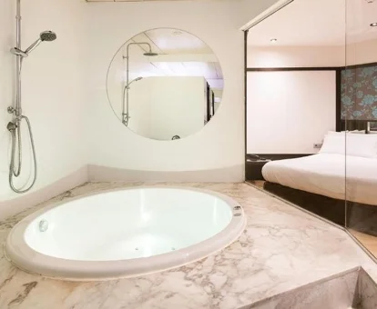 Suite con bañera del Love Hotel Barcelona Punt 14