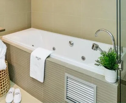 bañera de hidromasaje en la habitación del hotel Sercotel JC1