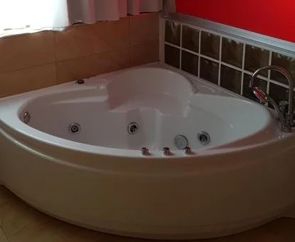 jacuzzi en la habitacion