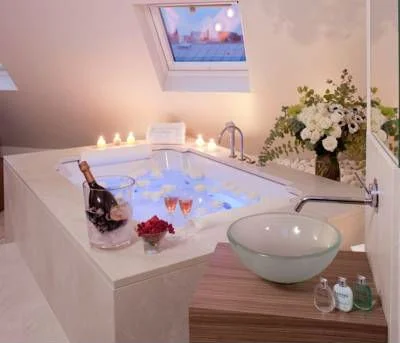 jacuzzi romantico de la suite Hotel Lumen Paris
