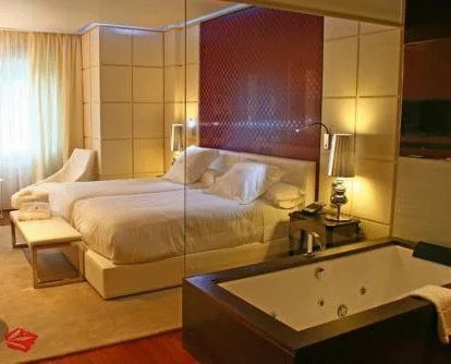 jacuzzi en la habitacion