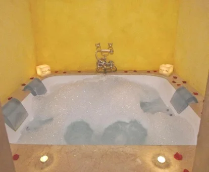 jacuzzi en la habitacion Hotel Los Girasoles Sevilla