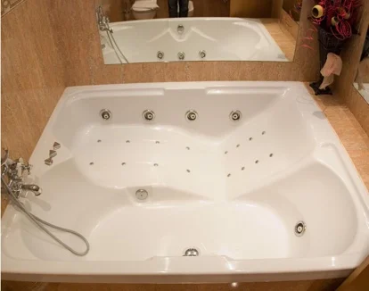 jacuzzi en la habitacion Hotel Los Girasoles Sevilla