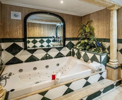 hotel ginés con jacuzzi privado en Sevilla