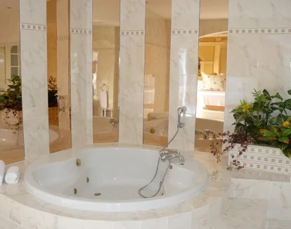 jacuzzi de la habitación del hotel Villaclara en Tarragona