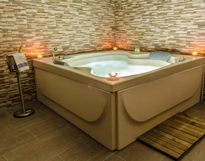 jacuzzi privado de la casa rural el rincon de Burujon