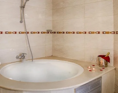 jacuzzi en la habitación