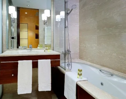 bañera de hidromasaje de la habitacion