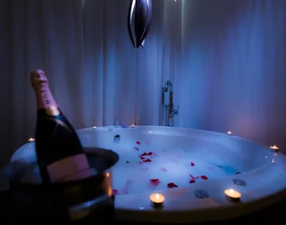 jacuzzi en la habitacion Hotel Gabbana Beach Valencia