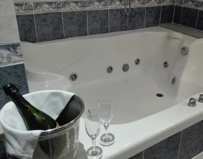 jacuzzi de la habitación Suite del Hostal Andrés en Valencia