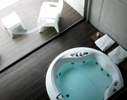 jacuzzi en la habitacion hotel Shhh Castellon