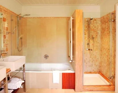 jacuzzi en la habitacion Hotel Rural Les Rotes