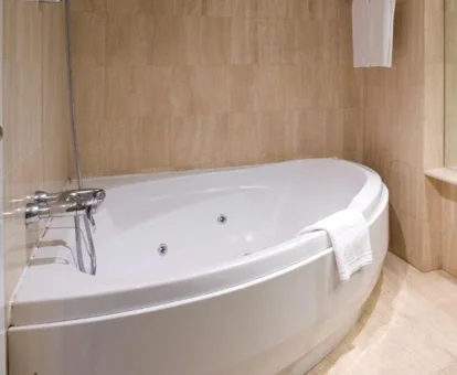 bañera de hidromasaje en la habitacion