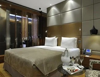 Suite Junior con bañera de hidromasaje en Eurostars Madrid Tower
