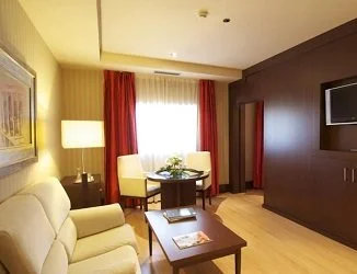 Suite con jacuzzi privado en la habitación en Nazaríes Business & Spa