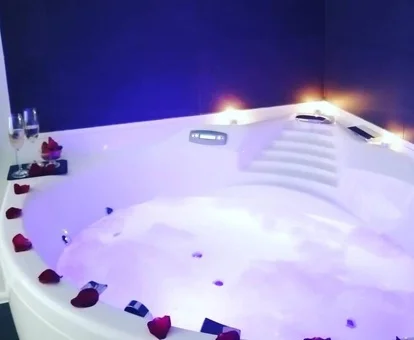 Foto de la Suite con cama grande y bañera de hidromasaje para una noche especial en pareja.