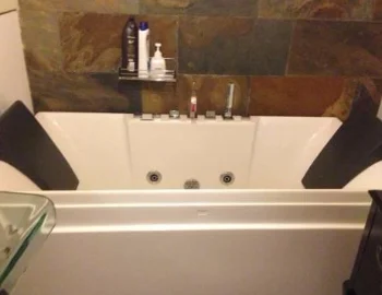 El Apartamento (2 adultos) y foto de la bañera de hidromasaje que puedes disfrutar.