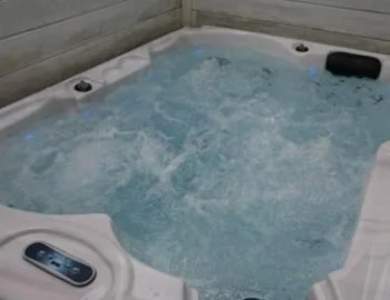 La Suite con jacuzzi privado para estancias románticas.