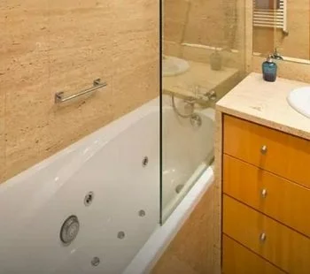 Bañera de hidromasaje en el Apartamento Deluxe.