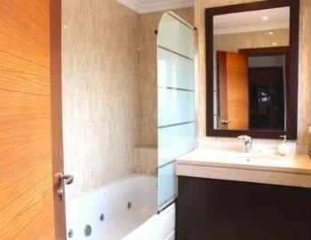 Vista del interior de la Villa con piscina privada en donde puedes disfrutar con tu pareja de tu propia bañera de hidromasaje.