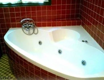 Foto de la bañera de hidromasaje en la Habitación Doble Deluxe con bañera de hidromasaje .