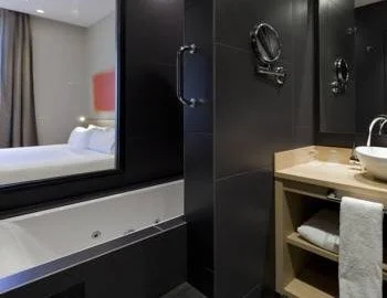 Foto de la la Habitación Doble Deluxe con bañera de hidromasaje donde se encuentra la bañera de hidromasaje.