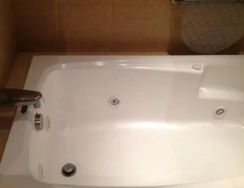 Interior de la Suite con bañera de hidromasaje donde encontrarás un jacuzzi para relajarte con tu pareja.