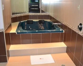 La Habitación Deluxe con cama grande con encanto y jacuzzi para enamorados.