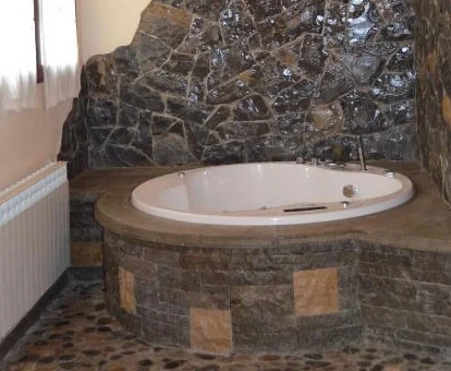 Foto de la bañera de hidromasaje en el Apartamento de 1 dormitorio con bañera de hidromasaje .