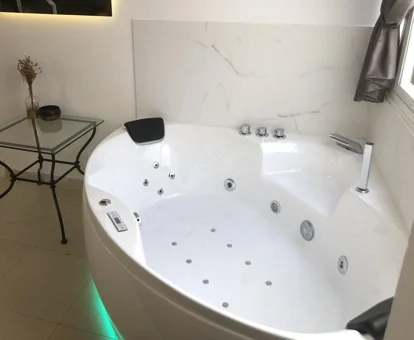 jacuzzi junto a la cama