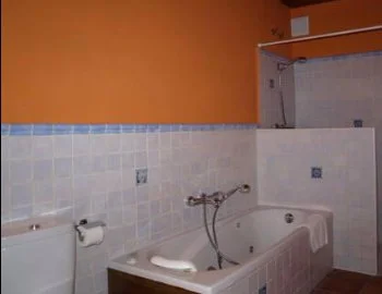 Interior de el Apartamento de 1 dormitorio (2 adultos) donde encontrarás un jacuzzi para relajarte con tu pareja.