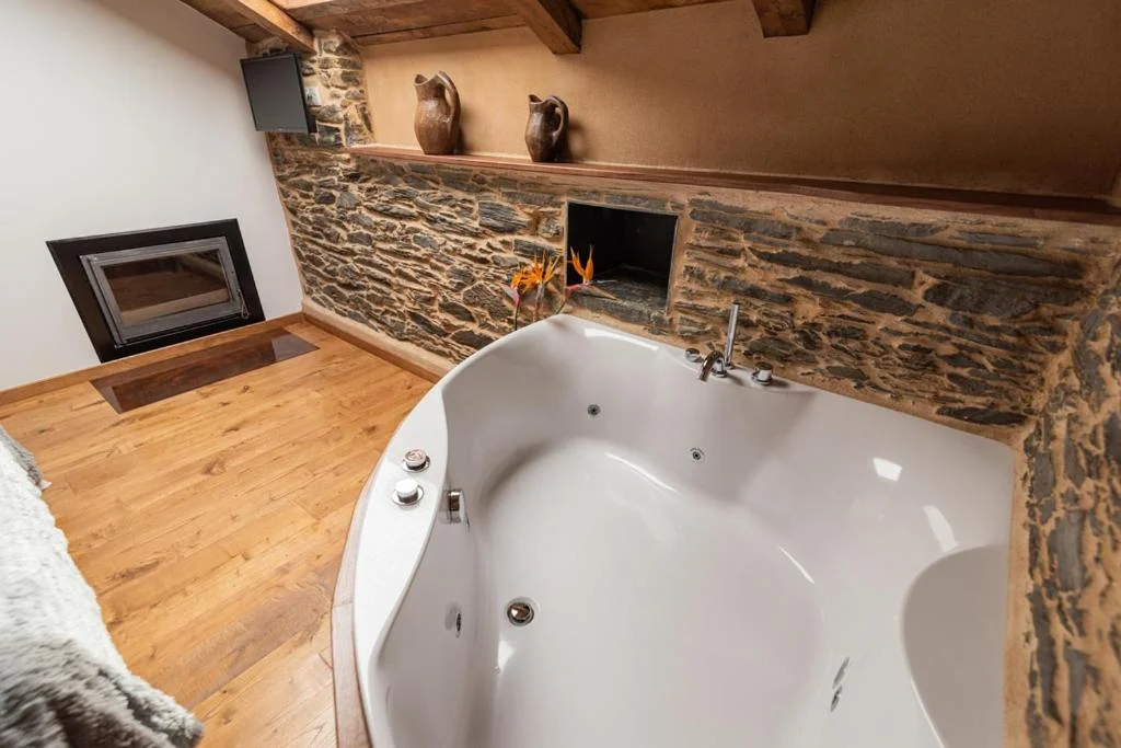 habitacion con jacuzzi del apartamento