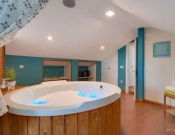 Foto de la bañera de hidromasaje en el Apartamento de 1 dormitorio.